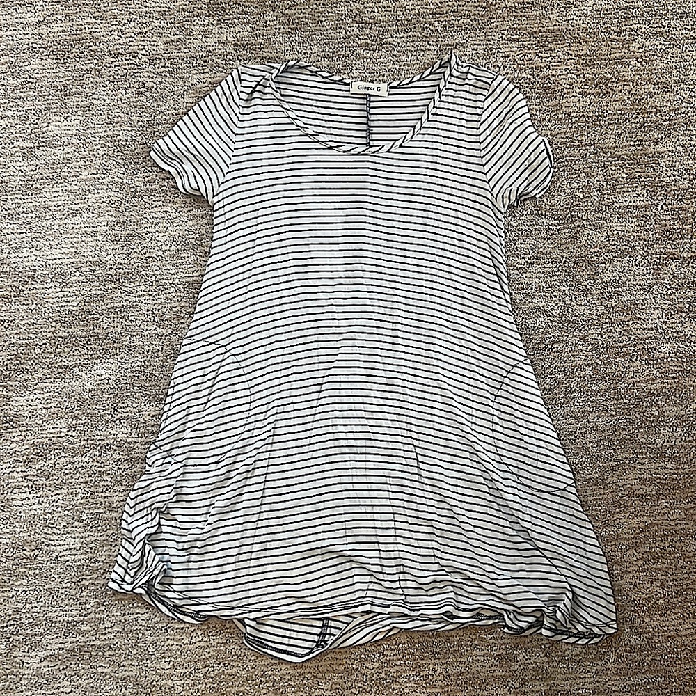 Ginger G- flowy tshirt dress- white and navy striped- size unknown